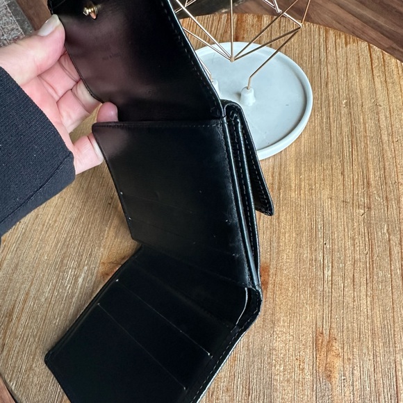 Louis Vuitton EPI in black trifold wallet. Excellent condition. - Picture 8 of 9
